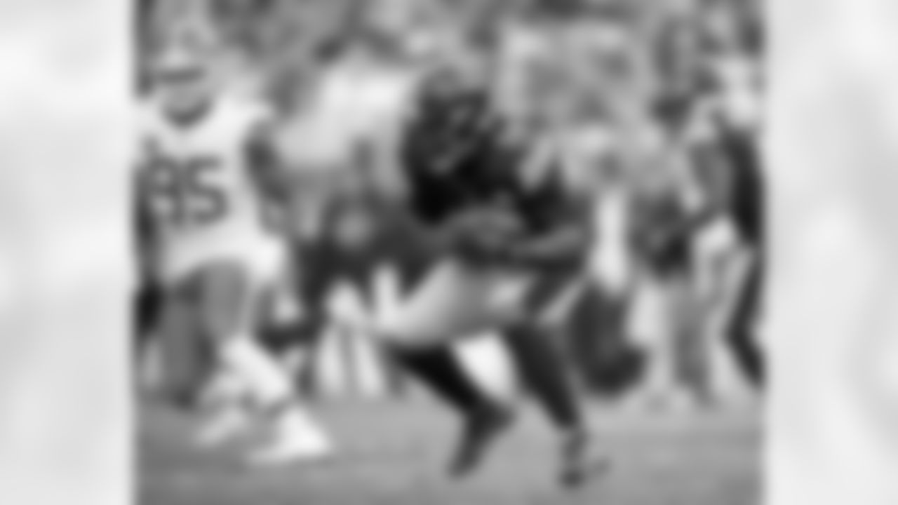 Pittsburgh Steelers running back Kenneth Gainwell (14) during a regular season game between the Pittsburgh Steelers and the Cleveland Browns, Sunday, Oct. 12, 2025 in Pittsburgh, PA. The Steelers defeated the Browns 23-9. (Karl Roser / Pittsburgh Steelers)