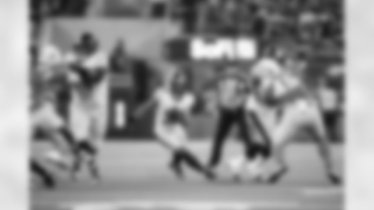 Pittsburgh Steelers running back Jaylen Warren (30) during a regular season game between the Pittsburgh Steelers and the Los Angeles Chargers, Sunday, Nov. 9, 2025 in Inglewood, CA. The Chargers beat the Steelers 25-10. (Karl Roser / Pittsburgh Steelers)