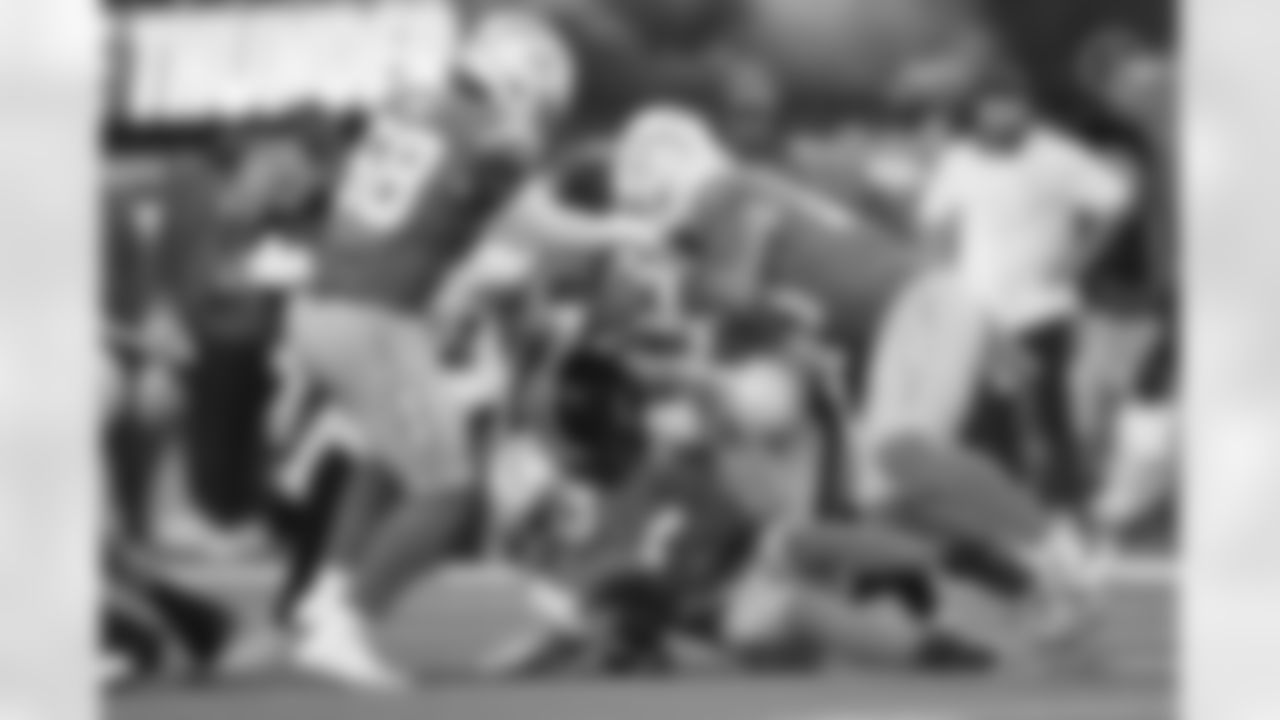 Pittsburgh Steelers linebacker Payton Wilson (41) Pittsburgh Steelers safety Juan Thornhill (22) during a regular season game between the Pittsburgh Steelers and the Los Angeles Chargers, Sunday, Nov. 9, 2025 in Inglewood, CA. (Alysa Rubin / Pittsburgh Steelers)