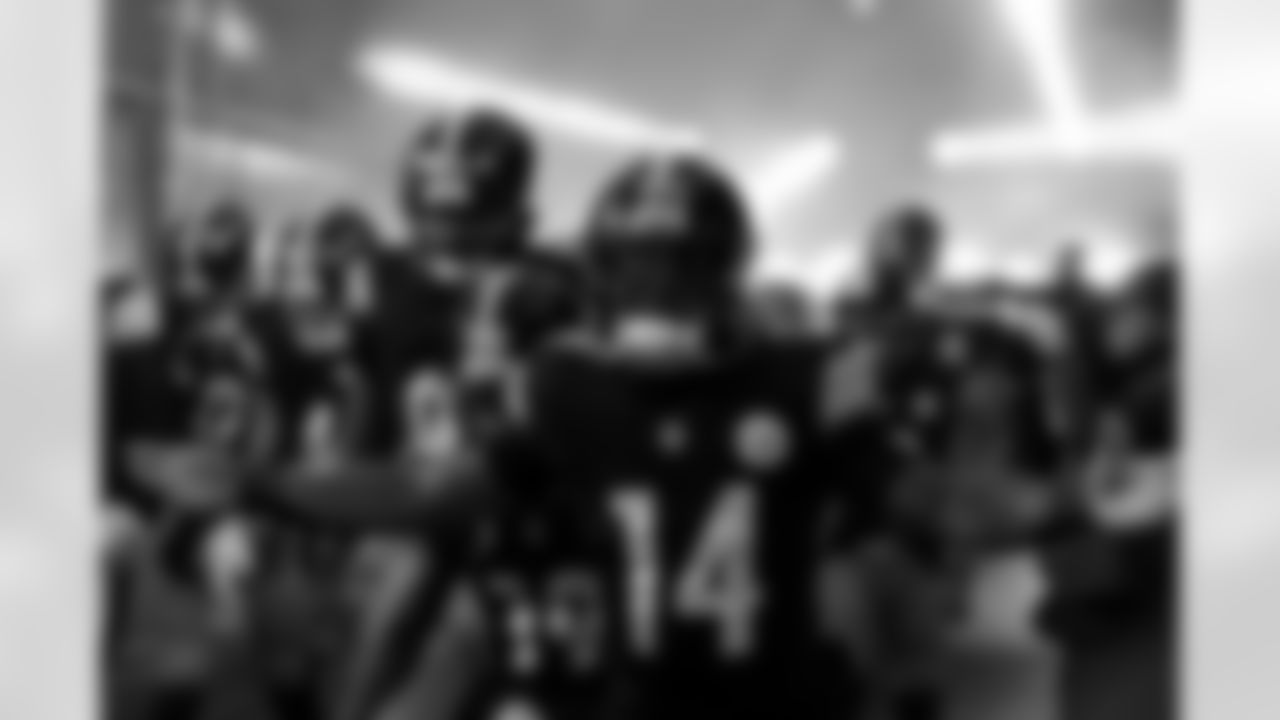 Pittsburgh Steelers running back Kenneth Gainwell (14) during a regular season game between the Pittsburgh Steelers and the Buffalo Bills, Sunday, Nov. 30, 2025 in Pittsburgh, PA.  (Alysa Rubin / Pittsburgh Steelers)