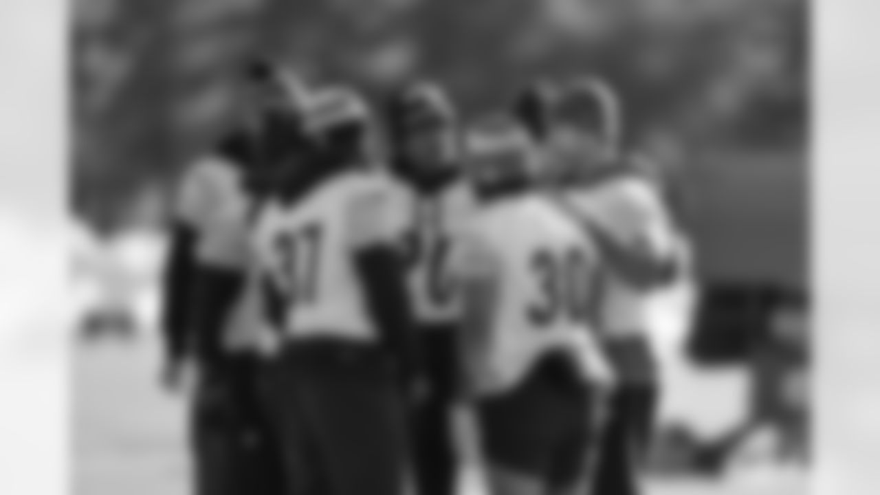 Pittsburgh Steelers quarterback Aaron Rodgers (8) and the running backs during practice at the UPMC Rooney Sports Complex preparing for a Week 16 matchup against the Detroit Lions, Wednesday, Dec. 17, 2025 in Pittsburgh, PA. (Karl Roser / Pittsburgh Steelers)