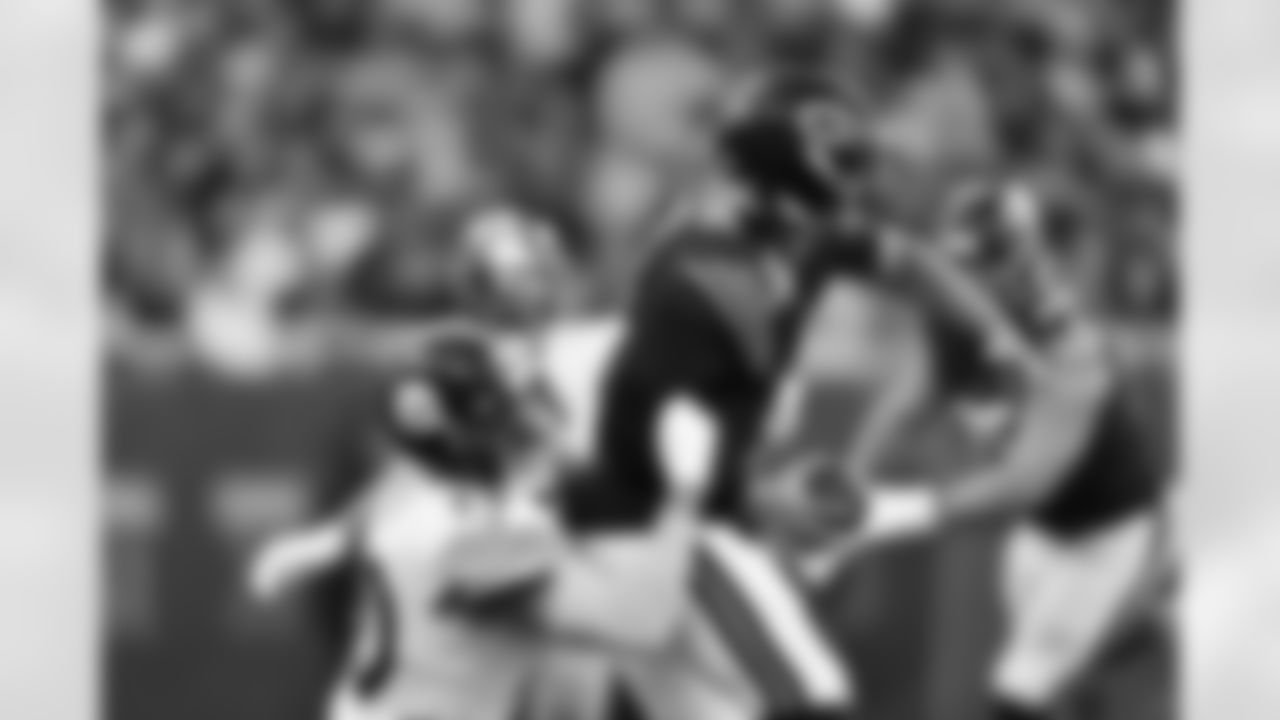 Pittsburgh Steelers linebacker T.J. Watt (90) during a regular season game between the Pittsburgh Steelers and the Chicago Bears, Sunday, Nov. 23, 2025 in Chicago, IL. (Karl Roser / Pittsburgh Steelers)