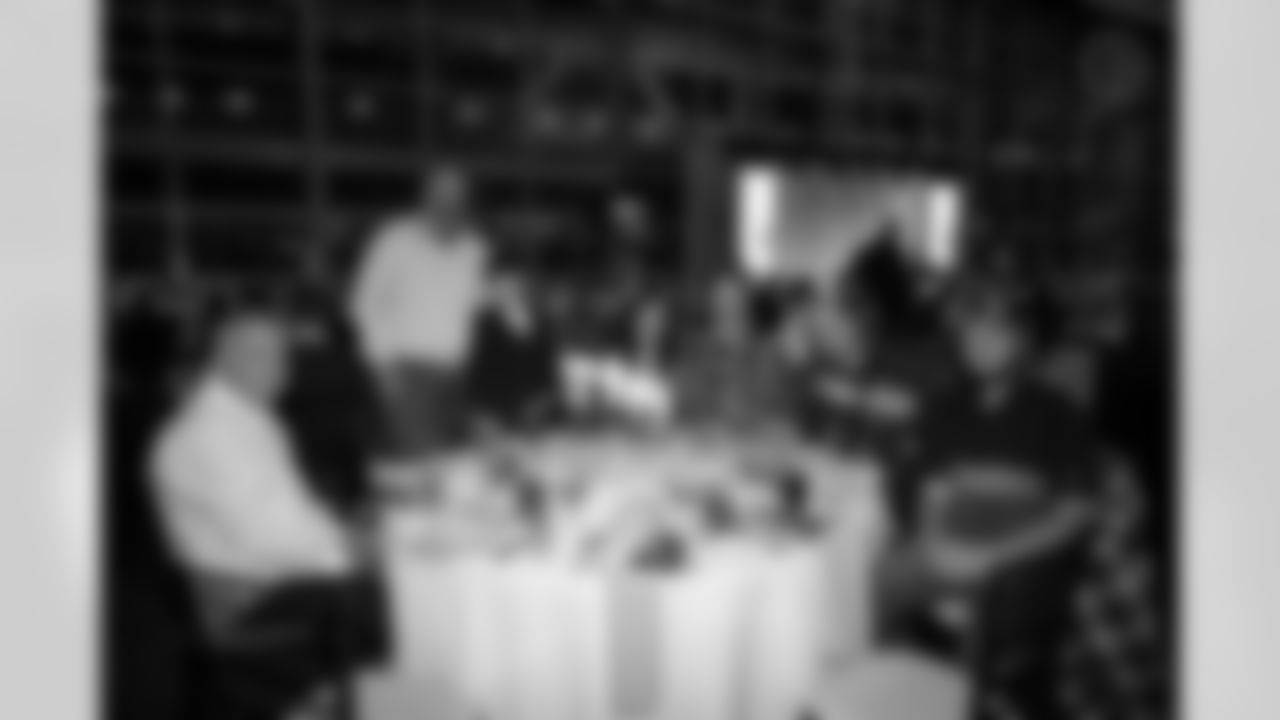 The Pittsburgh Steelers celebrated the 20th anniversary of Super Bowl XL during the Alumni Weekend Dinner at Acrisure Stadium benefitting the UPMC Sports Medicine Concussion Program, Saturday, Nov. 1, 2025 in Pittsburgh, PA. (Alysa Rubin / Pittsburgh Steelers)