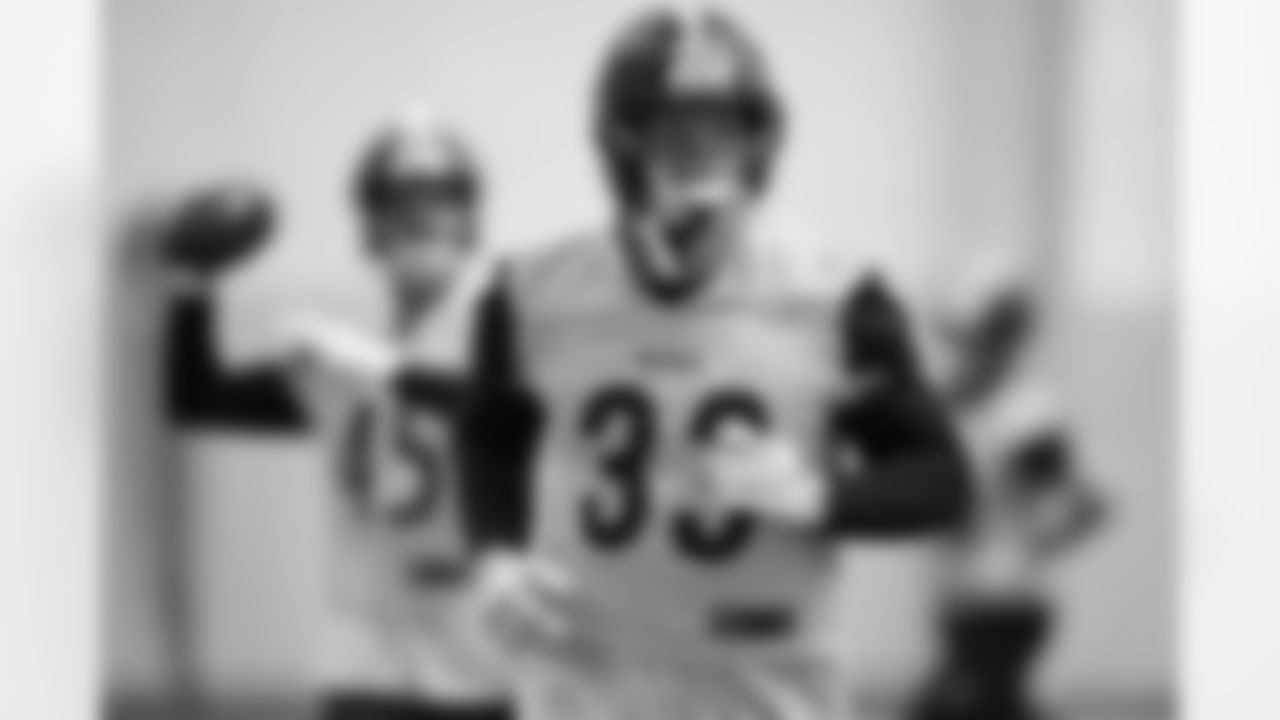 Pittsburgh Steelers linebacker Jack Sawyer (33) during practice at the UPMC Rooney Sports Complex preparing for a Week 14 matchup against the Baltimore Ravens, Friday, Dec. 5, 2025 in Pittsburgh, PA. (Karl Roser / Pittsburgh Steelers)