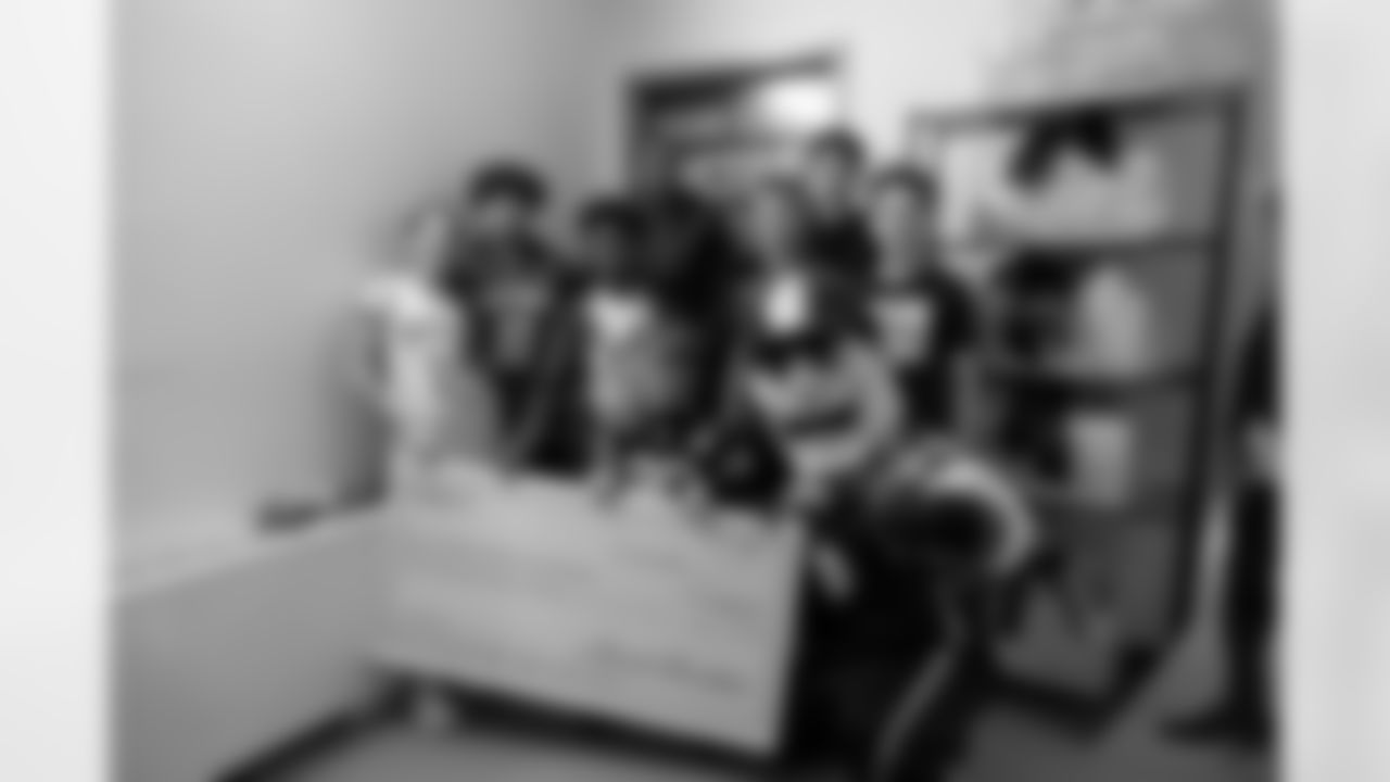 Pittsburgh Steelers safety DeShon Elliott (25) opened a food pantry at a local school to support students and their families and delivered food boxes to community members on Tuesday, Nov. 25, 2025 in Pittsburgh, PA. (Caleb LaBelle / Pittsburgh Steelers)