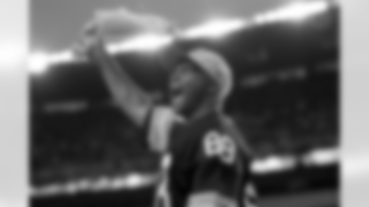 Lynn Swann led the Terrible Towel Twirl for the Steelers game against the Buffalo Bills in 2025