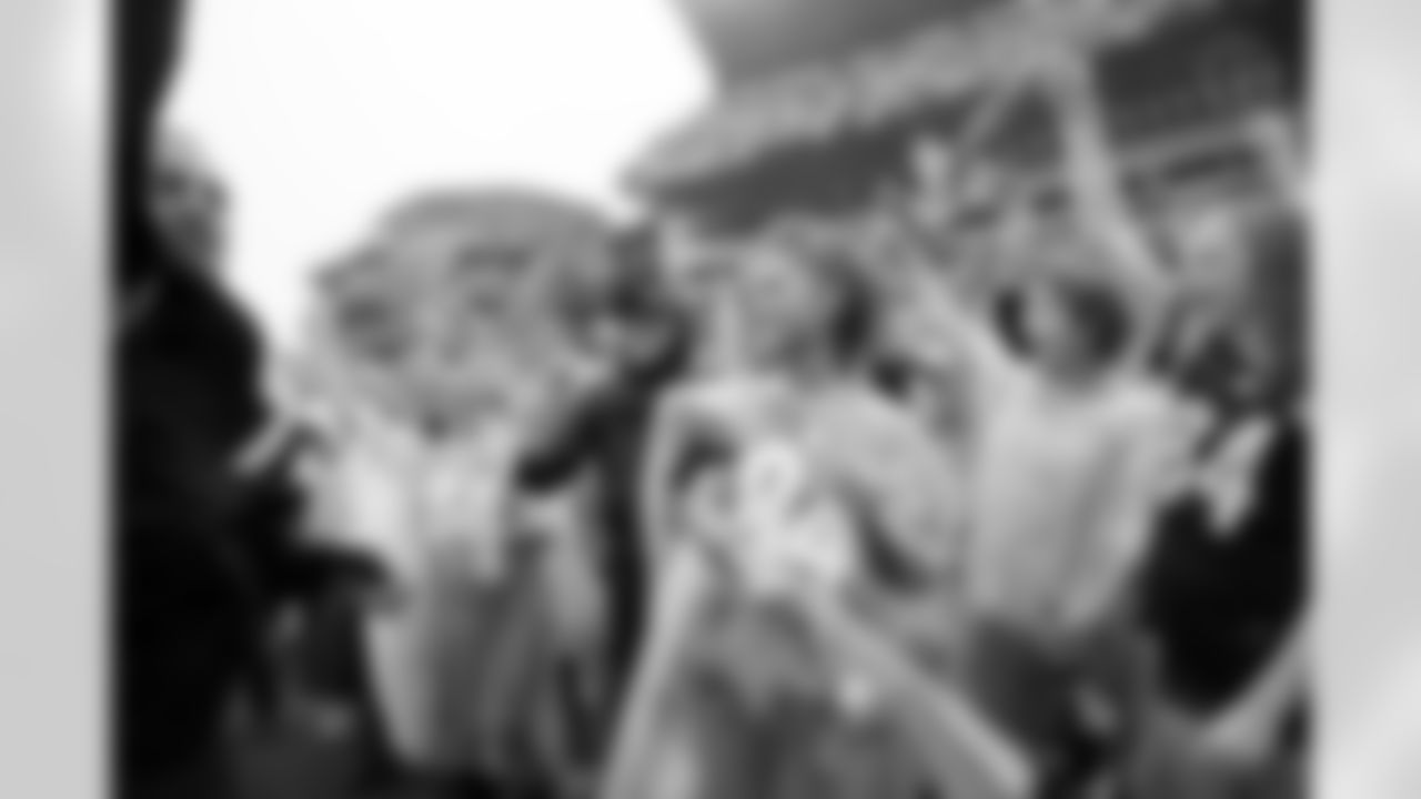 Ariana Grande and Mac Miller led the Terrible Towel Twirl for the Steelers game against the Cincinnati Bengals in 2016