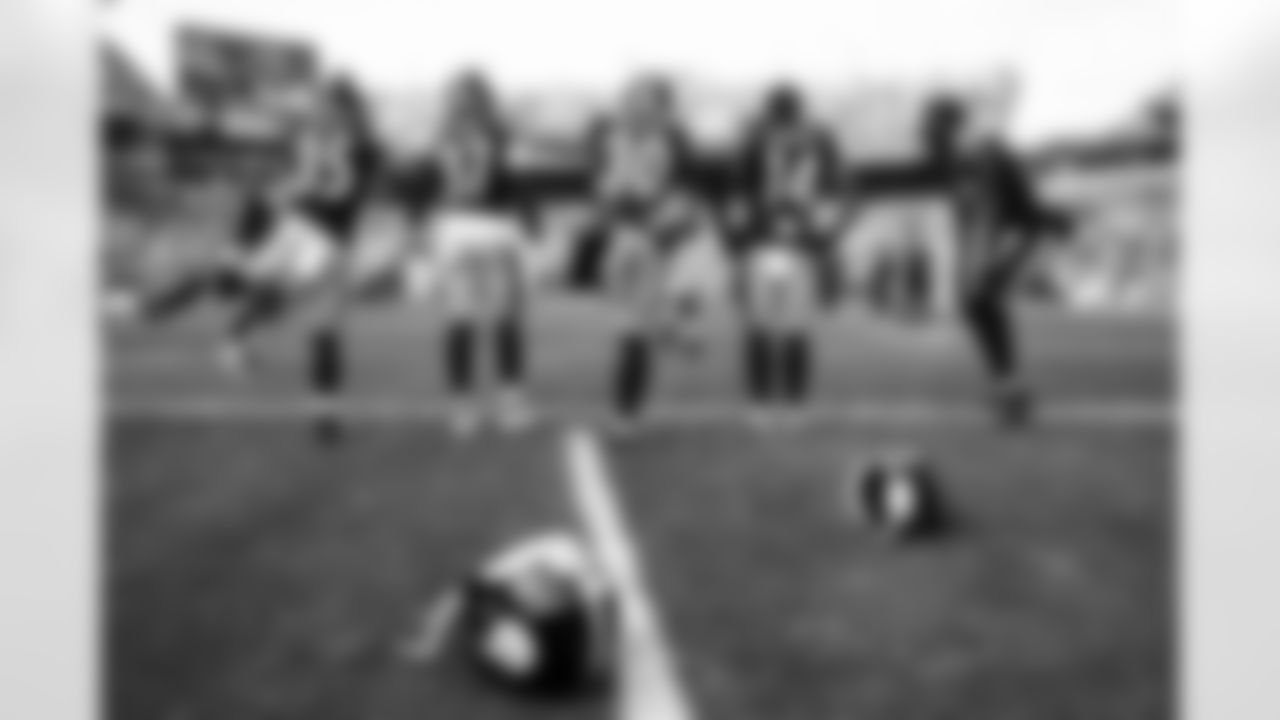 Pittsburgh Steelers running back Lew Nichols (35) Pittsburgh Steelers running back Trey Sermon (37) Pittsburgh Steelers running back Jaylen Warren (30) Pittsburgh Steelers running back Kenneth Gainwell (14) Pittsburgh Steelers running back Kaleb Johnson (20) during a regular season game between the Pittsburgh Steelers and the Indianapolis Colts, Sunday, Nov. 2, 2025 in Pittsburgh, PA. (Jared Wickerham / Pittsburgh Steelers)