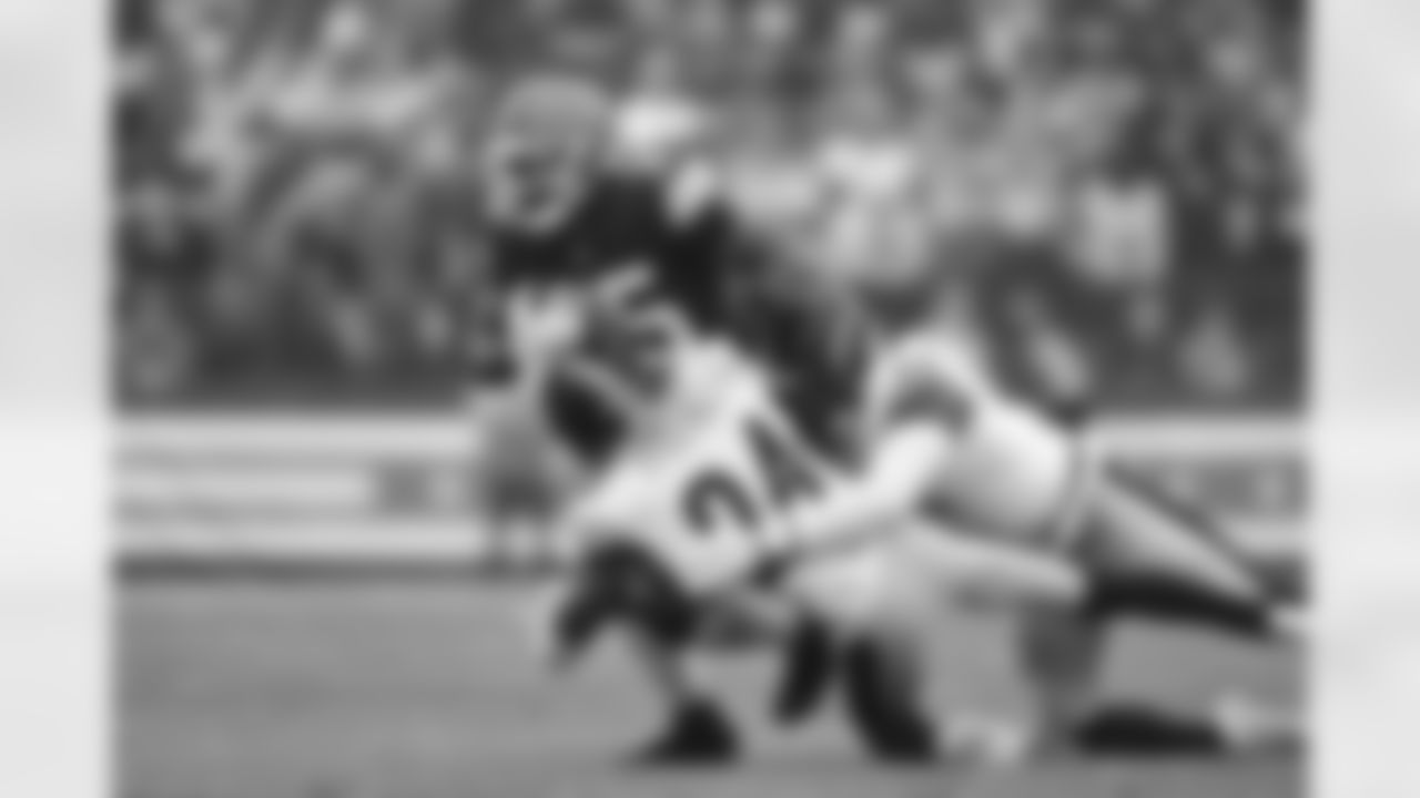 Pittsburgh Steelers cornerback Joey Porter Jr. (24) and Pittsburgh Steelers linebacker Patrick Queen (6) during a regular season game between the Pittsburgh Steelers and the Cleveland Browns, Sunday, Dec. 28, 2025 in Cleveland, OH. (Alysa Rubin / Pittsburgh Steelers)