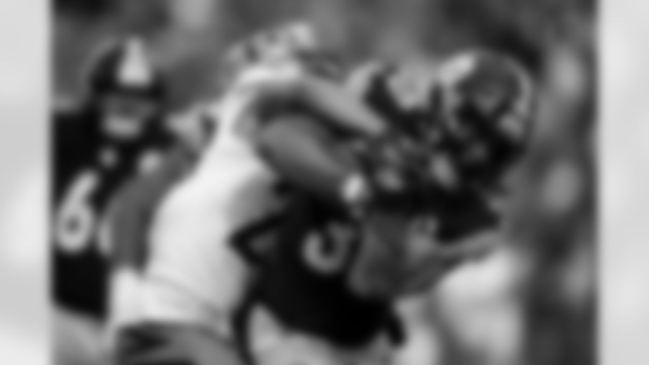 Pittsburgh Steelers running back Jaylen Warren (30) during a regular season game between the Pittsburgh Steelers and the Cincinnati Bengals, Sunday, Nov. 16, 2025 in Pittsburgh, PA. The Steelers defeated the Bengals 34-12. (Alysa Rubin / Pittsburgh Steelers)