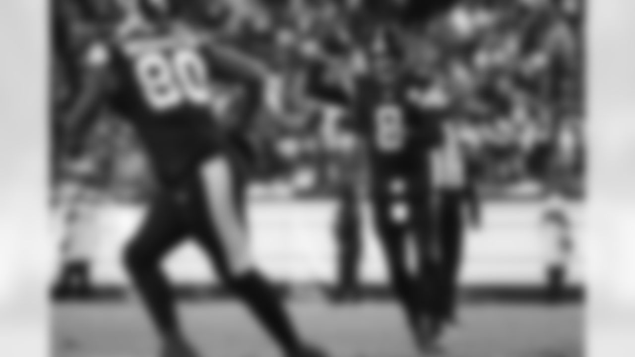 Pittsburgh Steelers tight end Darnell Washington (80) and Pittsburgh Steelers quarterback Aaron Rodgers (8) during a regular season game between the Pittsburgh Steelers and the Miami Dolphins, Monday, Dec. 15, 2025 in Pittsburgh, PA. (Jared Wickerham / Pittsburgh Steelers)