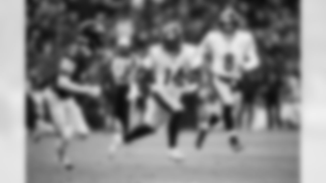 Pittsburgh Steelers running back Kenneth Gainwell (14) during a regular season game between the Pittsburgh Steelers and the Baltimore Ravens, Sunday, Dec. 7, 2025 in Baltimore, MD. The Steelers defeated the Ravens 27-22. (Karl Roser / Pittsburgh Steelers)