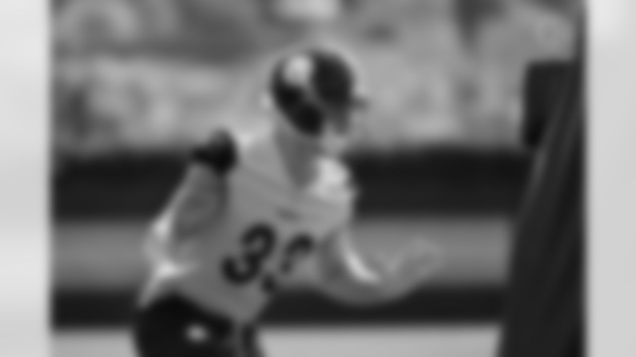Pittsburgh Steelers linebacker Jack Sawyer (33) participates in the Organized Team Activities (OTAs), Tuesday June 3, 2025 at the UPMC Rooney Sports Complex. (Taylor Ollason/ Pittsburgh Steelers)