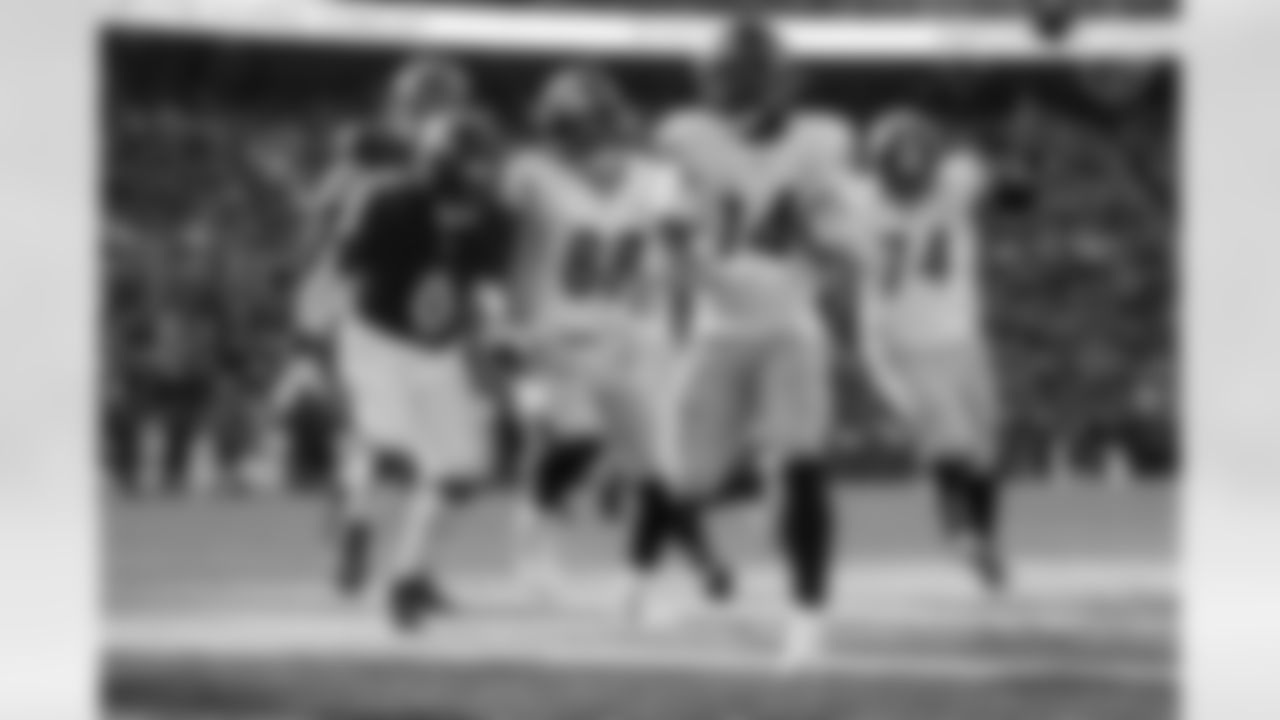 Pittsburgh Steelers running back Kenneth Gainwell (14) runs for a touchdown during a regular season game against the Baltimore Ravens, Sunday, Dec. 7, 2025 in Baltimore, MD. The Steelers defeated the Ravens 27-22. (Alysa Rubin / Pittsburgh Steelers)