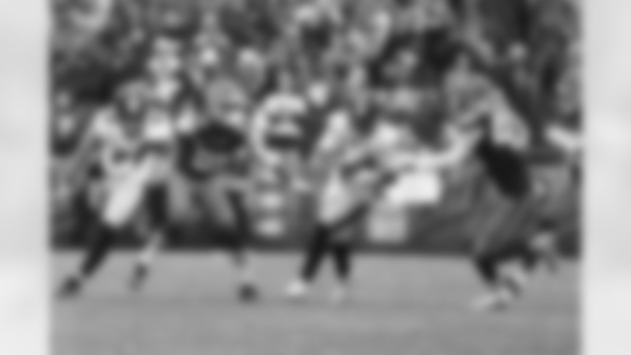 Pittsburgh Steelers tight end Pat Freiermuth (88) and Pittsburgh Steelers running back Kenneth Gainwell (14) during a regular season game between the Pittsburgh Steelers and the Cleveland Browns, Sunday, Dec. 28, 2025 in Cleveland, OH. (Jared Wickerham / Pittsburgh Steelers)