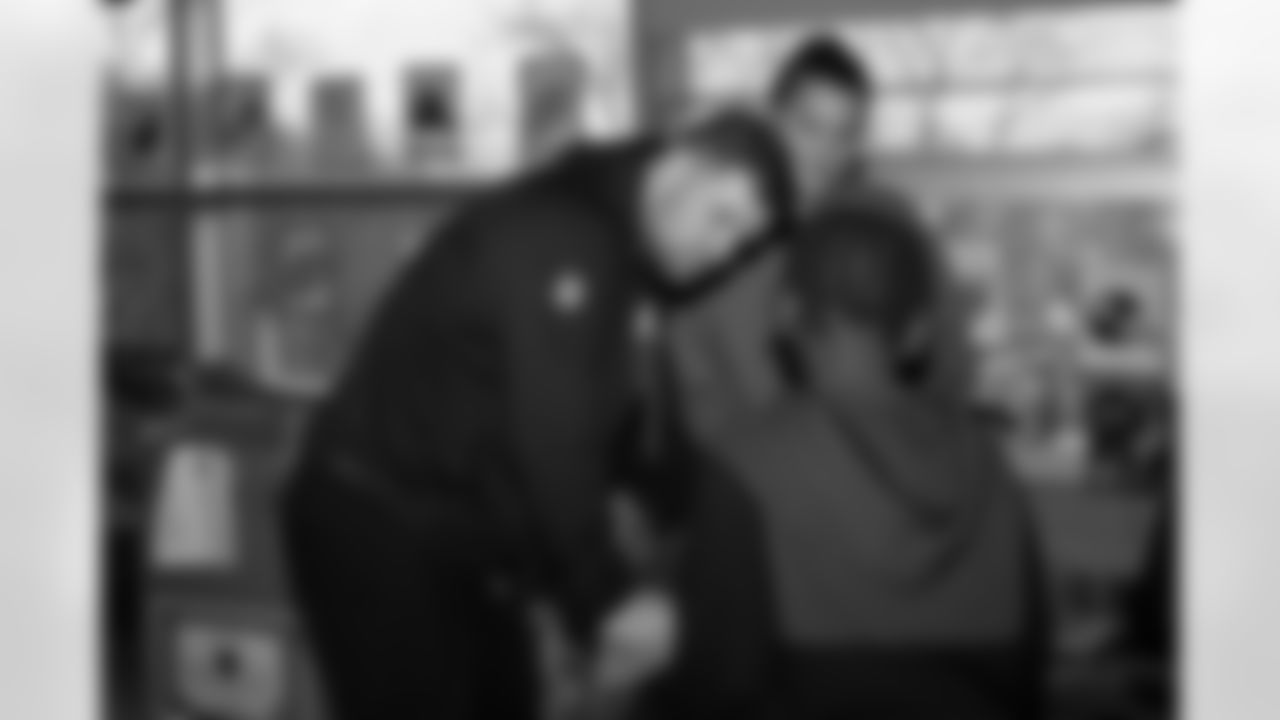 Pittsburgh Steelers long snapper Christian Kuntz (46), Kuntz4Ki6s and Toys for Tikes gave out toys for the holidays to students at Pittsburgh Grandview Pre K-5 on Tuesday, Dec. 9, 2025 in Pittsburgh, PA. (Alysa Rubin / Pittsburgh Steelers)