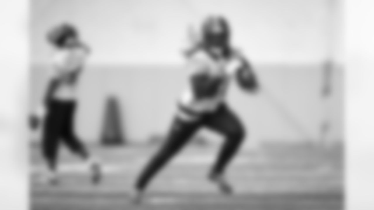 Pittsburgh Steelers running back Trey Sermon (37) during practice at the UPMC Rooney Sports Complex preparing for a Week 14 matchup against the Baltimore Ravens, Friday, Dec. 5, 2025 in Pittsburgh, PA. (Karl Roser / Pittsburgh Steelers)