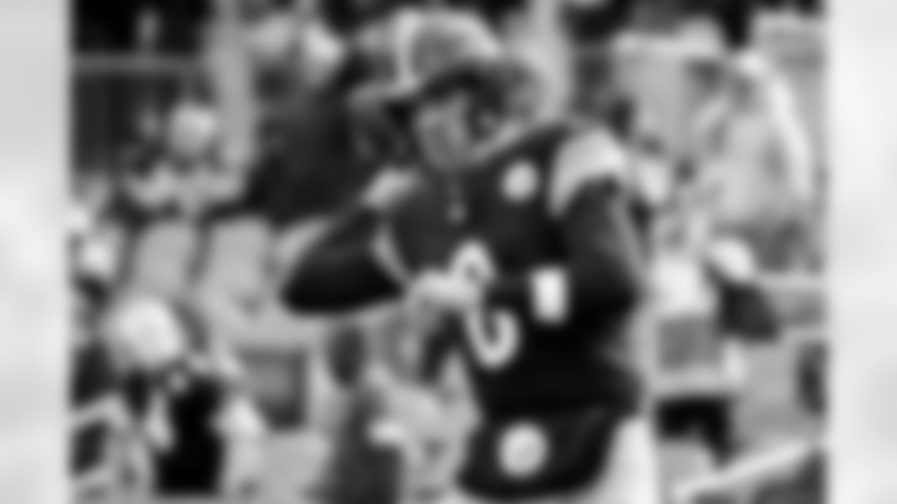 Pittsburgh Steelers quarterback Aaron Rodgers (8) during a regular season game between the Pittsburgh Steelers and the Cincinnati Bengals, Sunday, Nov. 16, 2025 in Pittsburgh, PA. (Karl Roser / Pittsburgh Steelers)