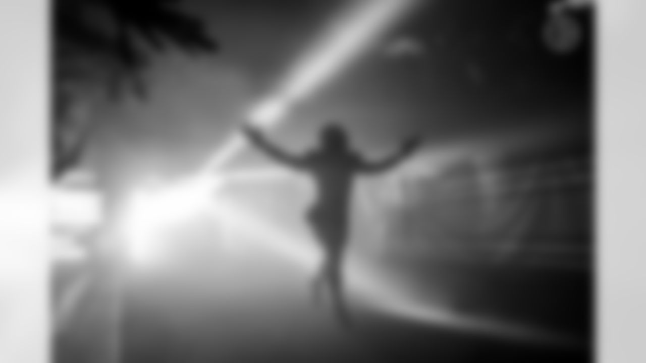 Pittsburgh Steelers running back Jaylen Warren (30) runs out of the tunnel prior to a regular season game between the Pittsburgh Steelers and the Green Bay Packers, Sunday, Oct. 26, 2025 in Pittsburgh, PA. The Packers beat the Steelers 35-25. Being positioned at the tunnel entrance for intros is elite for many reasons. The light streaming in behind the players makes them feel larger than life and the moment even more grand. (Taylor Ollason / Pittsburgh Steelers)
Model: Nikon Z8 Lens(mm): 20 ISO: 1000 Aperture: 2.8 Shutter: 1/500