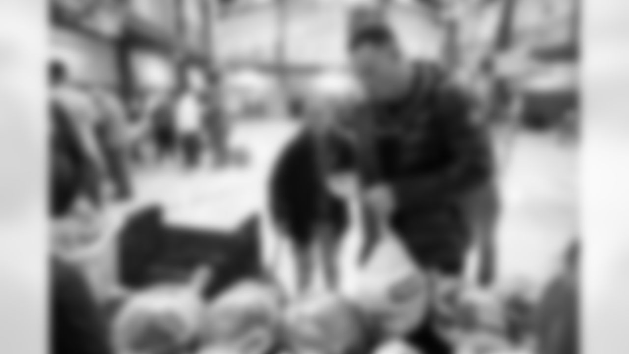 Pittsburgh Steelers linebacker Alex Highsmith (56) attended the Best of the Batch Thanksgiving Distribution, Friday, Nov. 21, 2025 in Homestead, PA. (Karl Roser / Pittsburgh Steelers)