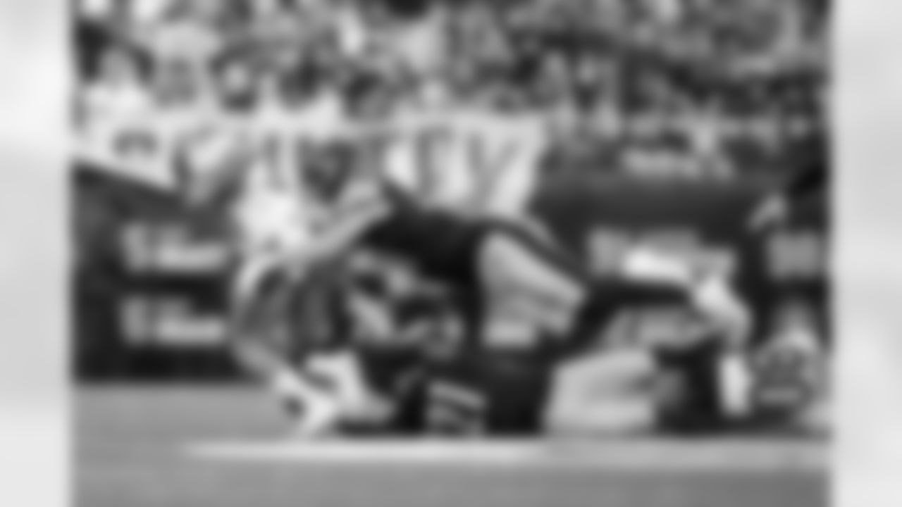 Pittsburgh Steelers defensive back Chuck Clark (21) and Pittsburgh Steelers linebacker Payton Wilson (41) during a regular season game between the Pittsburgh Steelers and the Cincinnati Bengals, Sunday, Nov. 16, 2025 in Pittsburgh, PA. The Steelers defeated the Bengals 34-12. (Karl Roser / Pittsburgh Steelers)