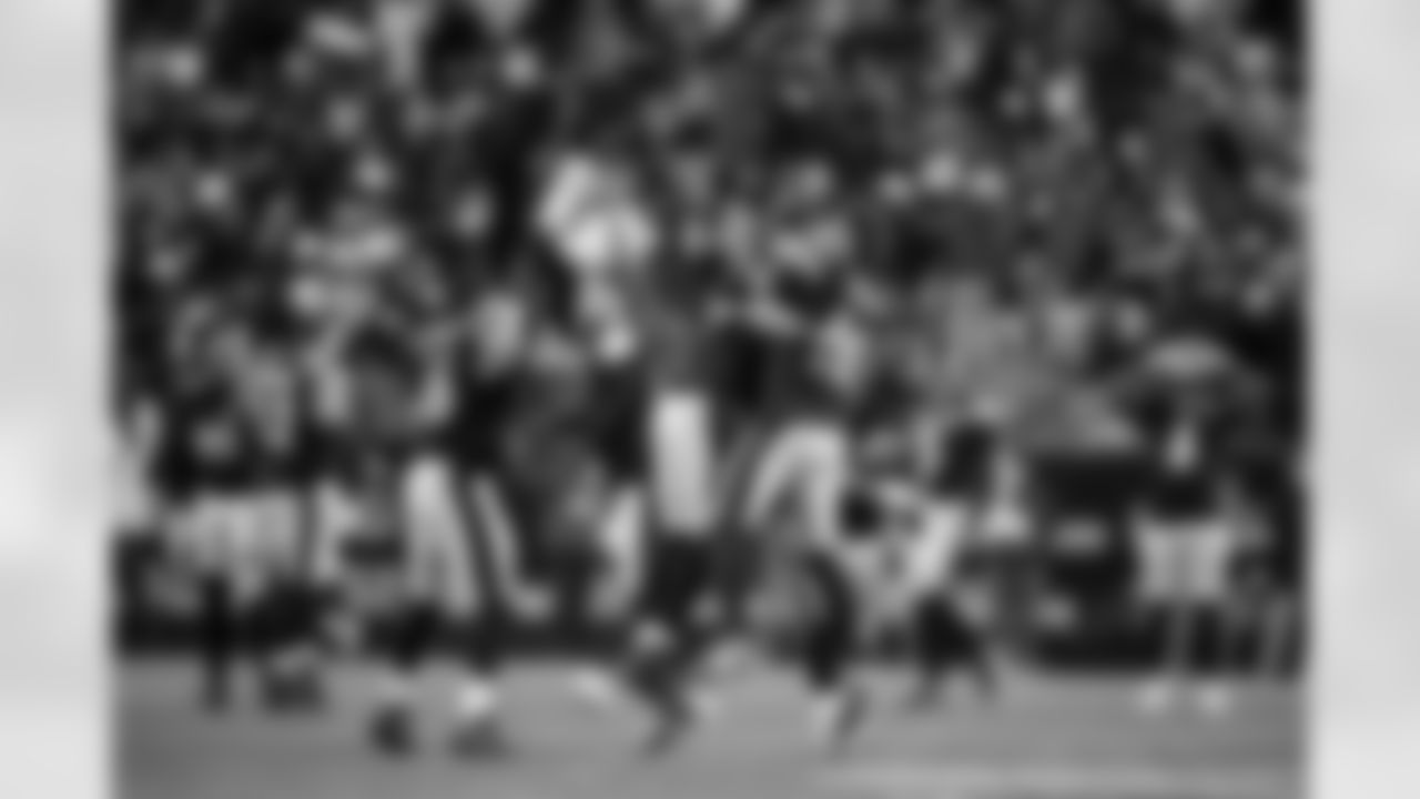 Pittsburgh Steelers tight end Pat Freiermuth (88) and Pittsburgh Steelers wide receiver Adam Thielen (16) during a regular season game between the Pittsburgh Steelers and the Baltimore Ravens, Sunday, Jan. 4, 2026 in Pittsburgh, PA. The Steelers defeated the Ravens 26-24. (Karl Roser / Pittsburgh Steelers)