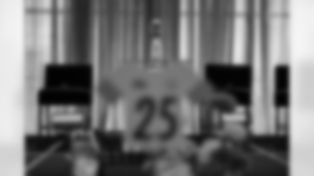 The Pittsburgh Steelers celebrated the 20th anniversary of Super Bowl XL during the Alumni Weekend Dinner at Acrisure Stadium benefitting the UPMC Sports Medicine Concussion Program, Saturday, Nov. 1, 2025 in Pittsburgh, PA. (Alysa Rubin / Pittsburgh Steelers)