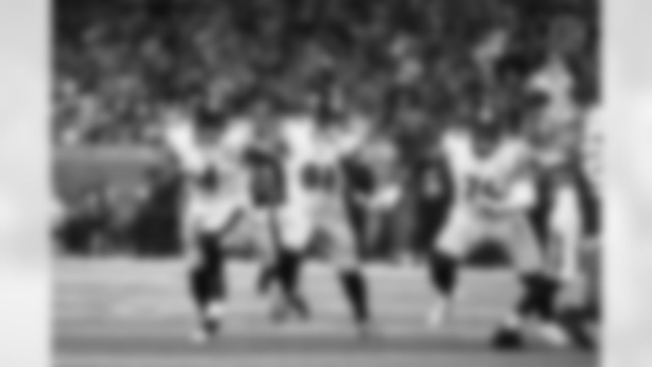 Pittsburgh Steelers wide receiver DK Metcalf (4), Pittsburgh Steelers tight end Jonnu Smith (81) and Pittsburgh Steelers offensive tackle Troy Fautanu (76) during a regular season game between the Pittsburgh Steelers and the Detroit Lions, Sunday, Dec. 21, 2025 in Detroit, MI. (Jared Wickerham / Pittsburgh Steelers)