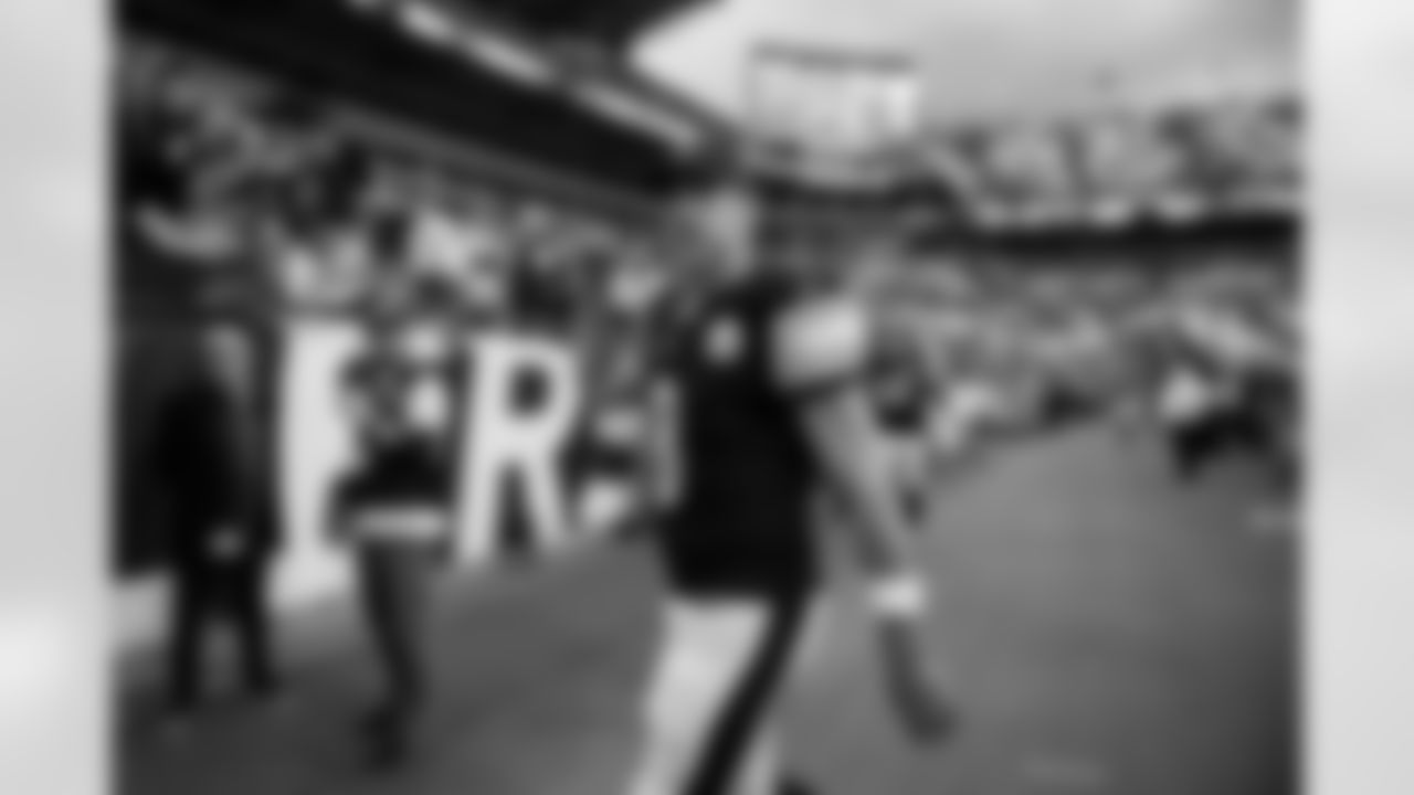 Pittsburgh Steelers quarterback Aaron Rodgers (8) pumps his fist to the crowd following a regular season game against the Indianapolis Colts, Sunday, Nov. 2, 2025 in Pittsburgh, PA. The Steelers defeated the Colts 27-20. (Alysa Rubin / Pittsburgh Steelers)