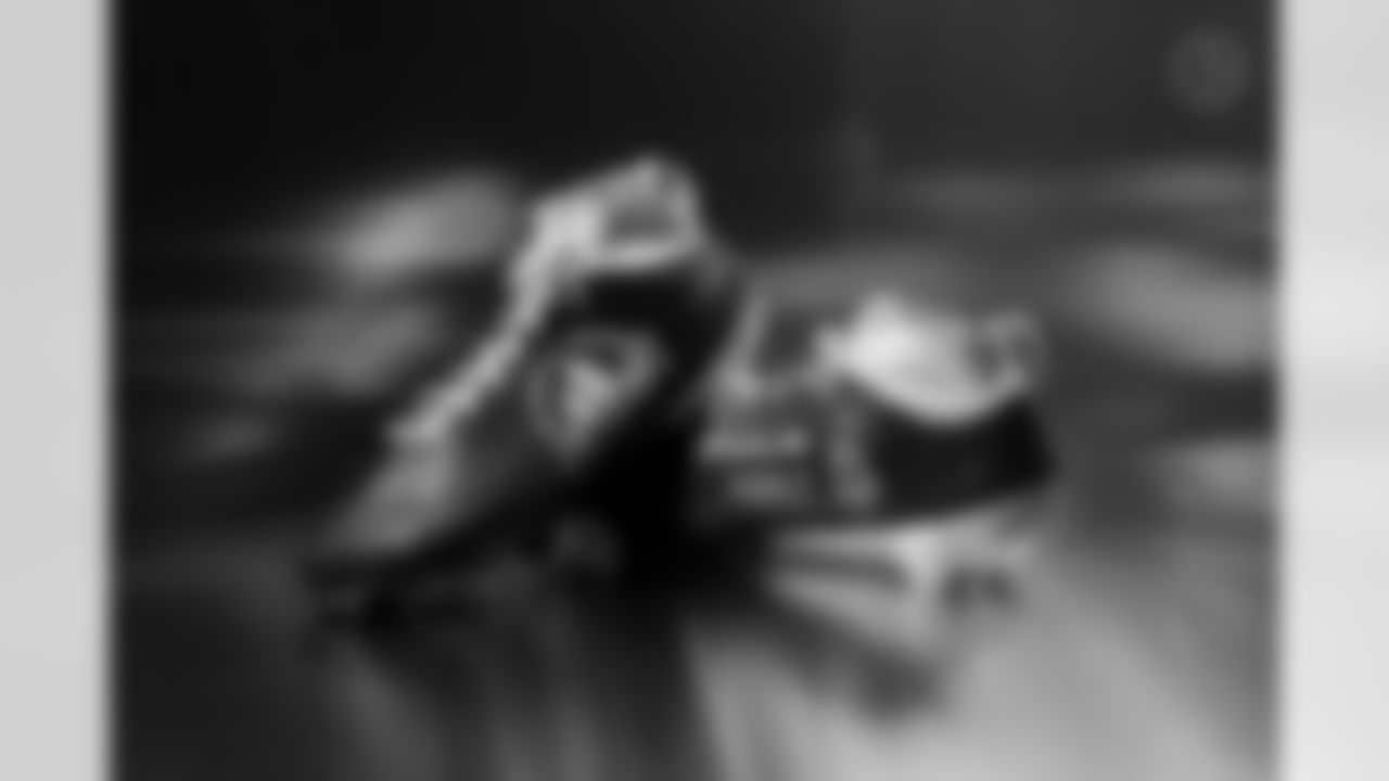 Pittsburgh Steelers tight end Jonnu Smith (81) will showcase his custom cleats supporting the Nu Family Foundation during Week 13. (Alysa Rubin / Pittsburgh Steelers)