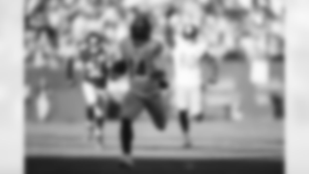 Pittsburgh Steelers running back Kenneth Gainwell (14) during a regular season game between the Pittsburgh Steelers and the Chicago Bears, Sunday, Nov. 23, 2025 in Chicago, IL. (Alysa Rubin / Pittsburgh Steelers)