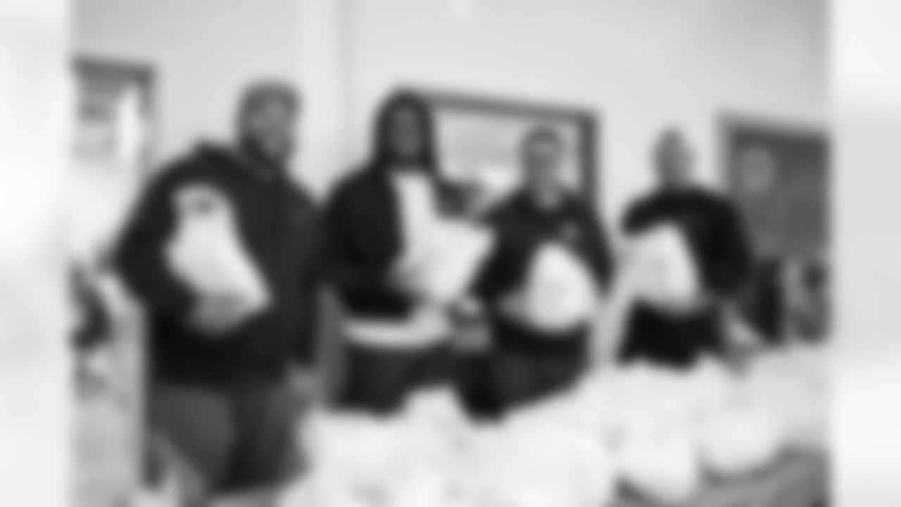 Pittsburgh Steelers defensive tackle Cameron Heyward (97), with the help of his teammates, distributes turkeys and fixings for Thanksgiving meals to members of the community at the Greater Pittsburgh Community Food Bank, Monday, Nov. 17, 2025 in Duquesne, PA. (Alysa Rubin / Pittsburgh Steelers)