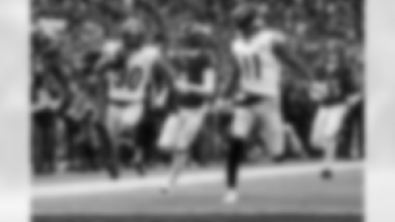 Pittsburgh Steelers running back Jaylen Warren (30) runs for a touchdown during a regular season game against the Baltimore Ravens, Sunday, Dec. 7, 2025 in Baltimore, MD. The Steelers defeated the Ravens 27-22. (Alysa Rubin / Pittsburgh Steelers)