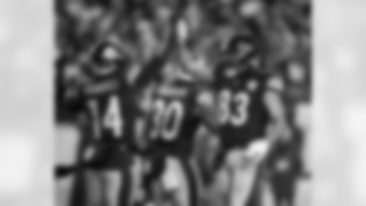 Pittsburgh Steelers running back Kenneth Gainwell (14) and Pittsburgh Steelers tight end/fullback Connor Heyward (83) during a regular season game between the Pittsburgh Steelers and the Baltimore Ravens, Sunday, Jan. 4, 2026 in Pittsburgh, PA. The Steelers defeated the Ravens 26-24. (Karl Roser / Pittsburgh Steelers)