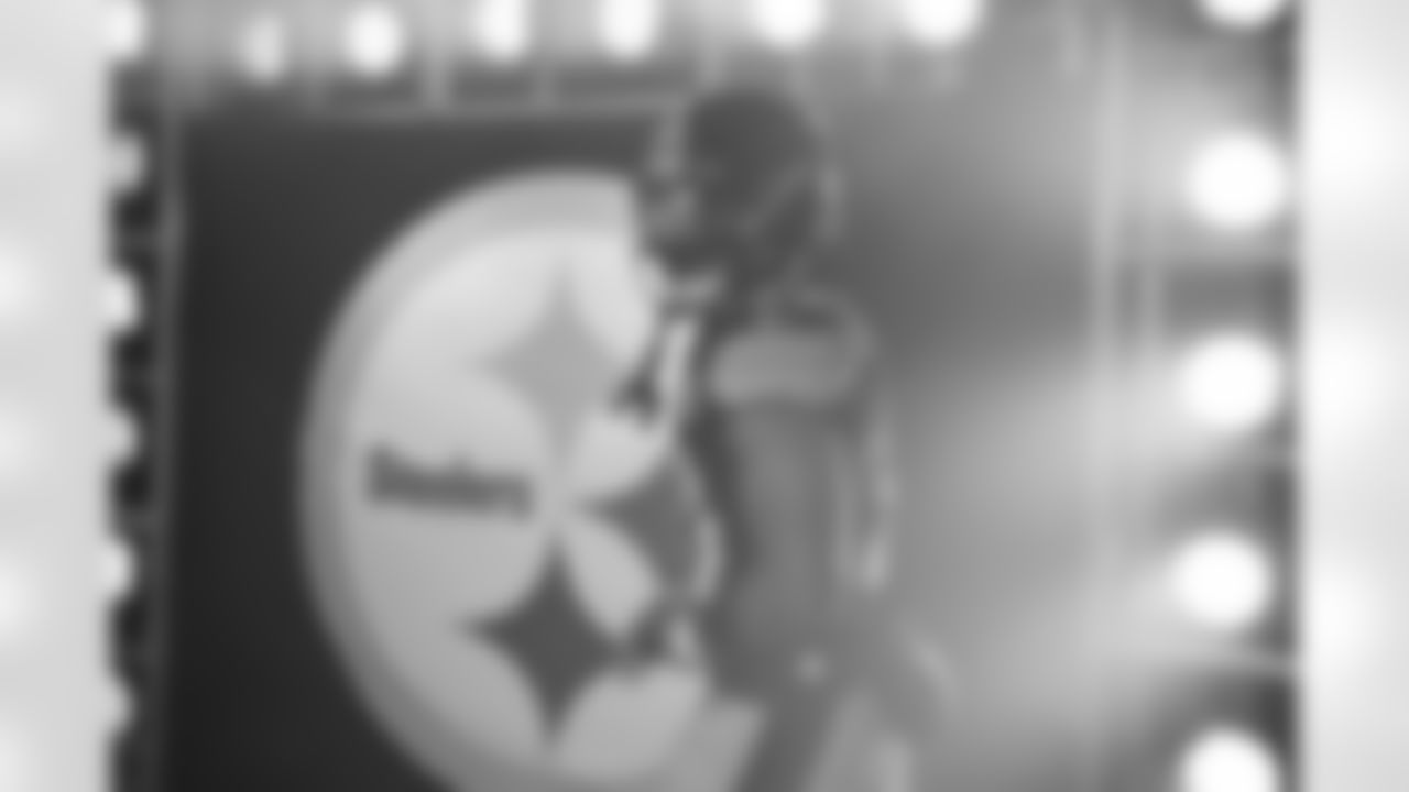 Pittsburgh Steelers running back Jaylen Warren (30) during a regular season game between the Pittsburgh Steelers and the Cincinnati Bengals, Sunday, Nov. 16, 2025 in Pittsburgh, PA. (Alysa Rubin / Pittsburgh Steelers)