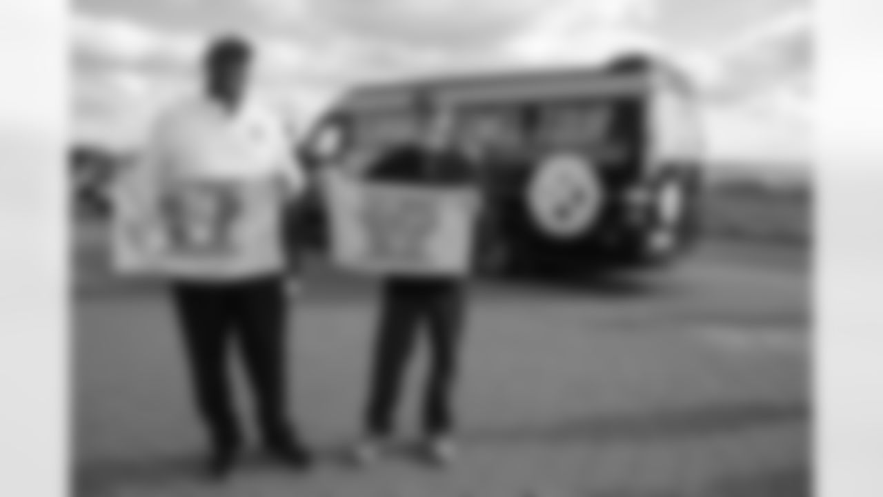 Pittsburgh Steelers legend Max Starks gives out Terrible Towels to locals at the Cliffs of Moher on Tuesday, Sept. 23, 2025 in County Clare, Ireland. (Brendan Moran / Pittsburgh Steelers)