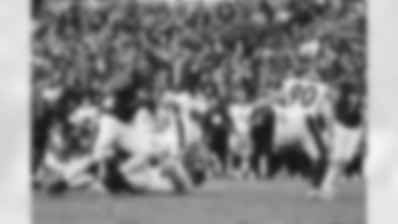 Pittsburgh Steelers linebacker Alex Highsmith (56) and Pittsburgh Steelers linebacker T.J. Watt (90) during a regular season game between the Pittsburgh Steelers and the Baltimore Ravens, Sunday, Dec. 7, 2025 in Baltimore, MD. (Alysa Rubin / Pittsburgh Steelers)