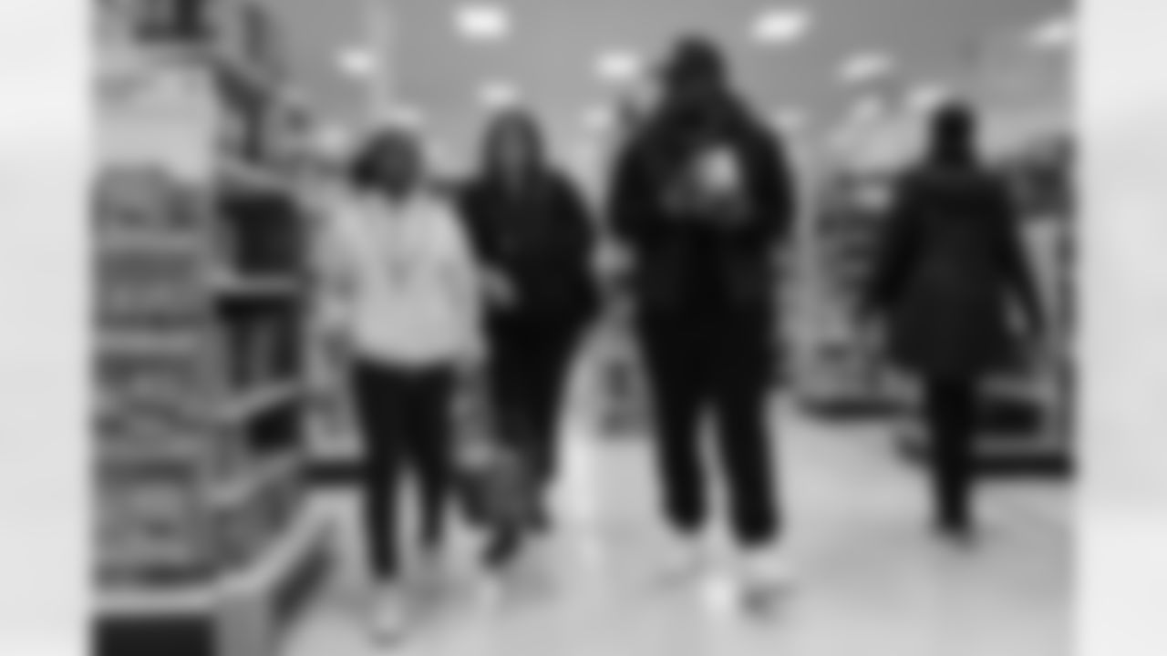 Pittsburgh Steelers defensive tackle Larry Ogunjobi (99) takes youth from YWCA and Urban League on a shopping trip for the holidays on Tuesday, Dec. 3, 2024 in Homestead, PA. (Alysa Rubin / Pittsburgh Steelers)