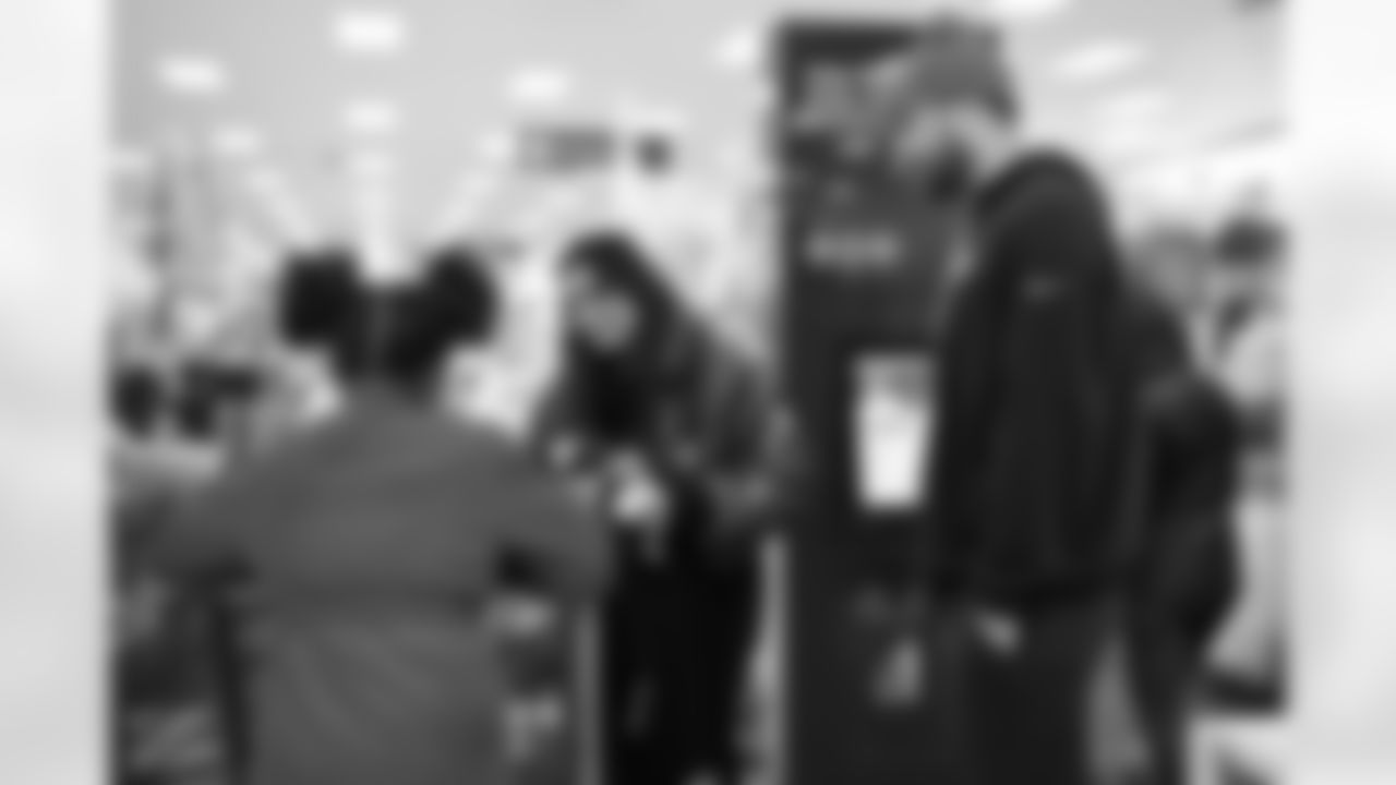 Pittsburgh Steelers tight end Pat Freiermuth (88) takes families on a holiday shopping trip on Tuesday, Dec. 16, 2025 in Homestead, PA. (Alysa Rubin / Pittsburgh Steelers)