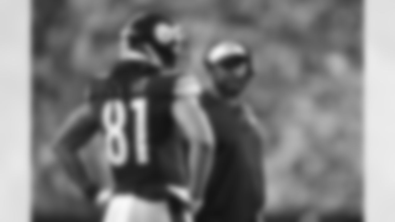 Pittsburgh Steelers tight end MyCole Pruitt (81) and Pittsburgh Steelers head coach Mike Tomlin during a preseason game between the Pittsburgh Steelers and the Buffalo Bills, Saturday, Aug. 17, 2024 in Pittsburgh, PA. (Karl Roser / Pittsburgh Steelers)