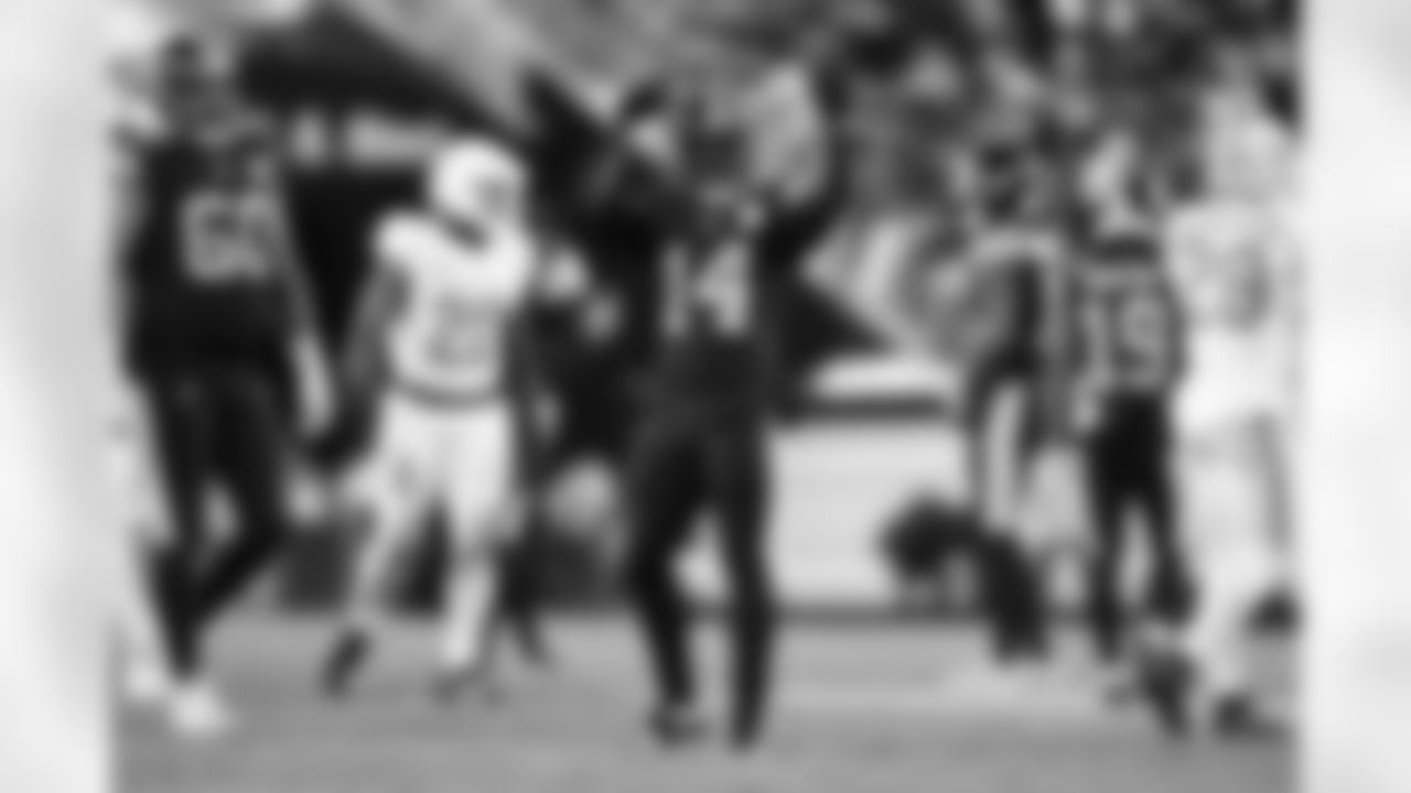 Pittsburgh Steelers running back Kenneth Gainwell (14) during a regular season game between the Pittsburgh Steelers and the Miami Dolphins, Monday, Dec. 15, 2025 in Pittsburgh, PA. (Alysa Rubin / Pittsburgh Steelers)