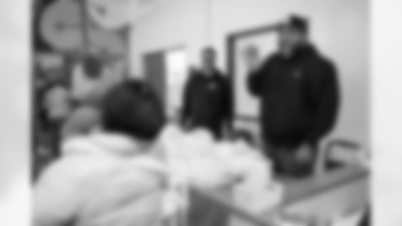 Pittsburgh Steelers defensive tackle Cameron Heyward (97), with the help of his teammates, distributes turkeys and fixings for Thanksgiving meals to members of the community at the Greater Pittsburgh Community Food Bank, Monday, Nov. 17, 2025 in Duquesne, PA. (Alysa Rubin / Pittsburgh Steelers)