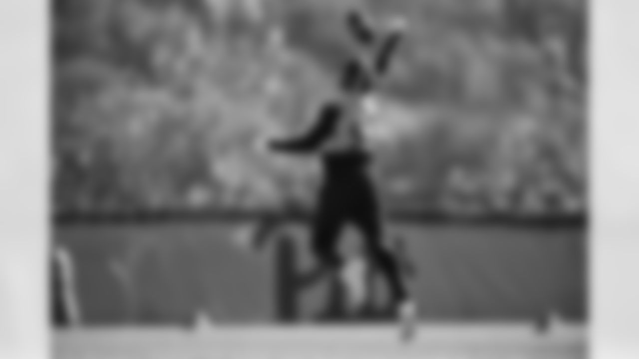 Pittsburgh Steelers defensive end K.J. Henry (53) during practice at the UPMC Rooney Sports Complex preparing for a Week 9 matchup against the Indianapolis Colts, Friday, Oct. 31, 2025 in Pittsburgh, PA. (Alysa Rubin / Pittsburgh Steelers)