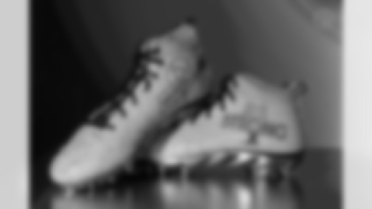 Pittsburgh Steelers linebacker Jack Sawyer (33) will showcase his custom cleats supporting JBS Strong during Week 13. (Alysa Rubin / Pittsburgh Steelers)