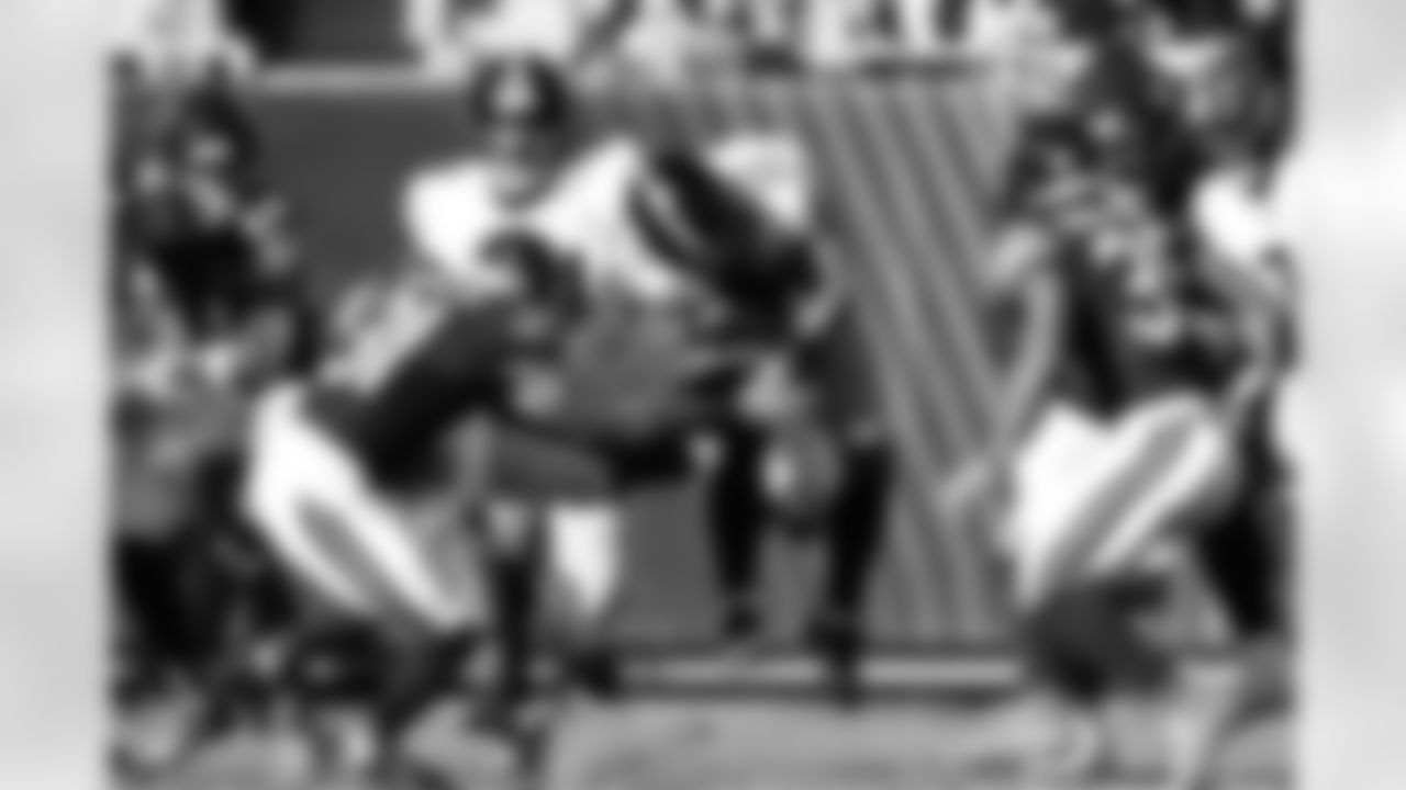 Pittsburgh Steelers running back Jaylen Warren (30) during a regular season game between the Pittsburgh Steelers and the Chicago Bears, Sunday, Nov. 23, 2025 in Chicago, IL. (Nick Smith / Pittsburgh Steelers)