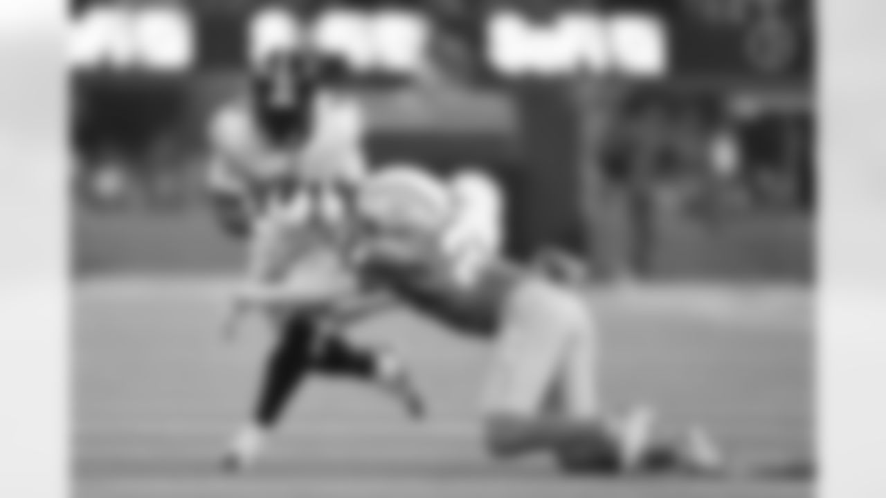 Pittsburgh Steelers running back Kenneth Gainwell (14) during a regular season game between the Pittsburgh Steelers and the Los Angeles Chargers, Sunday, Nov. 9, 2025 in Inglewood, CA. (Karl Roser / Pittsburgh Steelers)