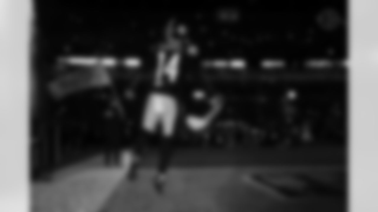 Pittsburgh Steelers running back Kenneth Gainwell (14) during a postseason Wild Card game between the Pittsburgh Steelers and the Houston Texans, Monday, Jan. 12, 2026 in Pittsburgh, PA. (Jared Wickerham / Pittsburgh Steelers)