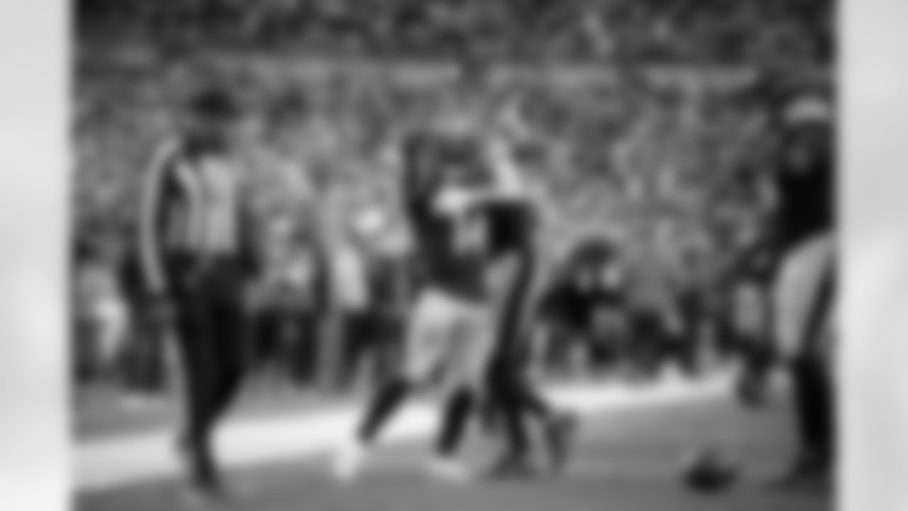 Pittsburgh Steelers running back Kenneth Gainwell (14) and Pittsburgh Steelers wide receiver Ben Skowronek (15) during a regular season game between the Pittsburgh Steelers and the Cincinnati Bengals, Sunday, Nov. 16, 2025 in Pittsburgh, PA. The Steelers defeated the Bengals 34-12. (Karl Roser / Pittsburgh Steelers)