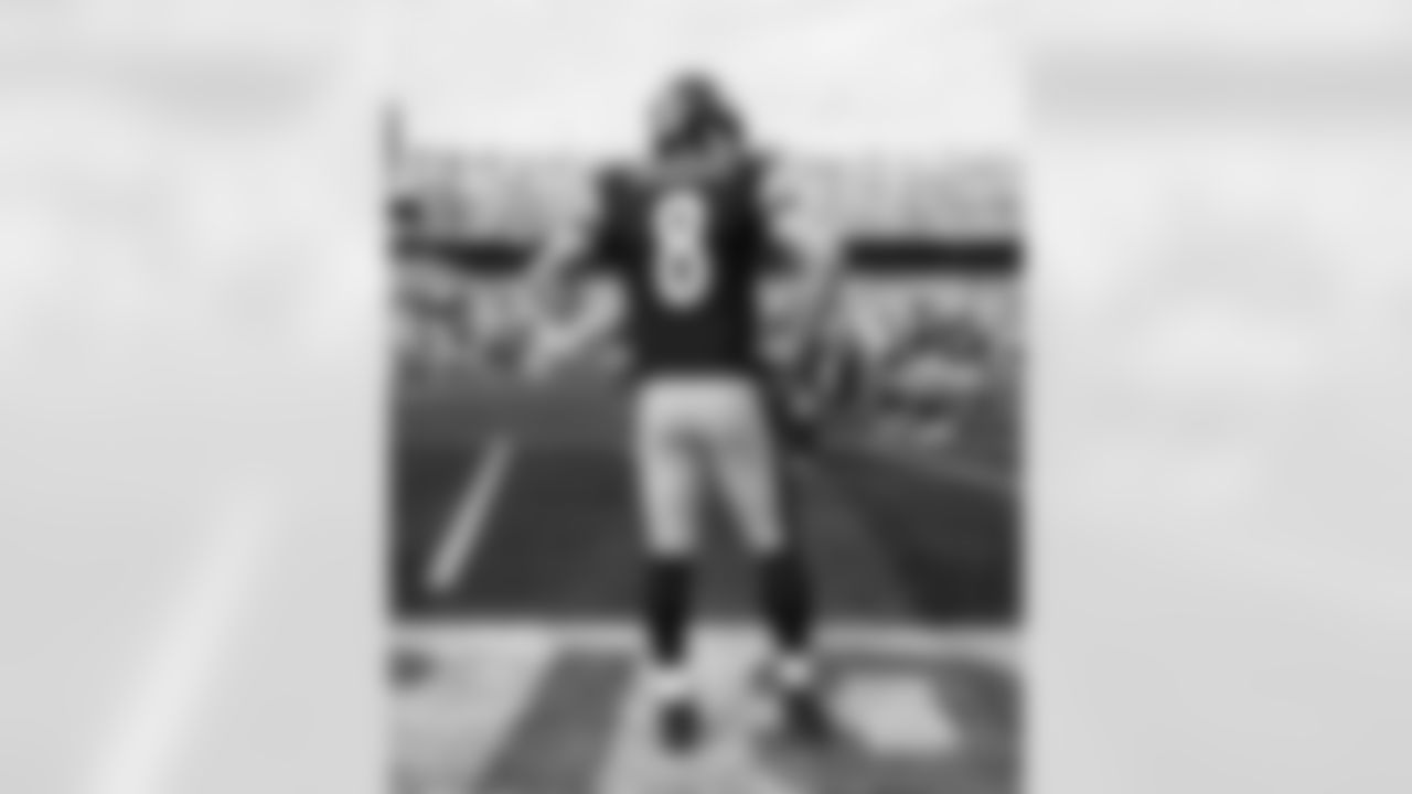 Pittsburgh Steelers quarterback Aaron Rodgers (8) prior to a regular season game between the Pittsburgh Steelers and the Indianapolis Colts, Sunday, Nov. 2, 2025 in Pittsburgh, PA. The Steelers defeated the Colts 27-20. (Alysa Rubin / Pittsburgh Steelers)