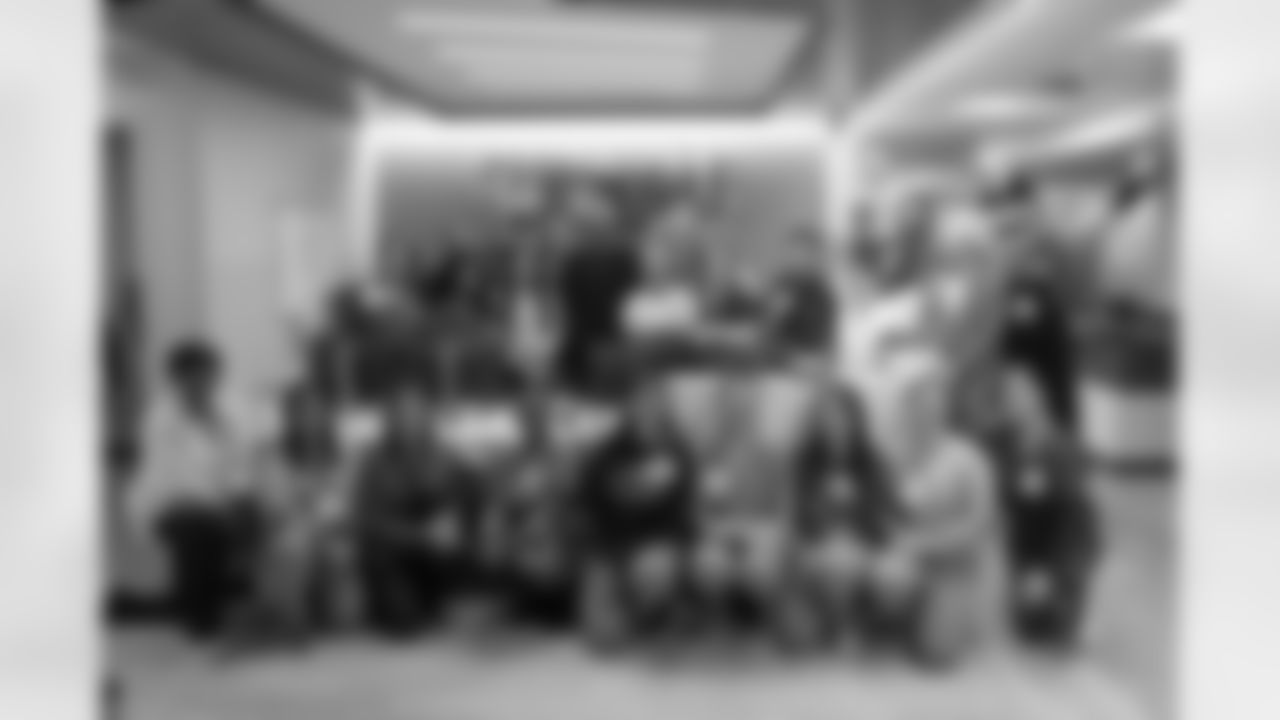 Pittsburgh Steelers safety DeShon Elliott (25) visited patients and handed out gifts to patients at the UPMC Hillman Cancer Center on Thursday, Dec. 18, 2025 in Pittsburgh, PA. (Josh Veon / Pittsburgh Steelers)